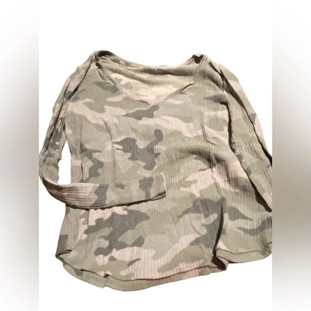 Aeropostale size medium v necked camo top excellent condition see pics